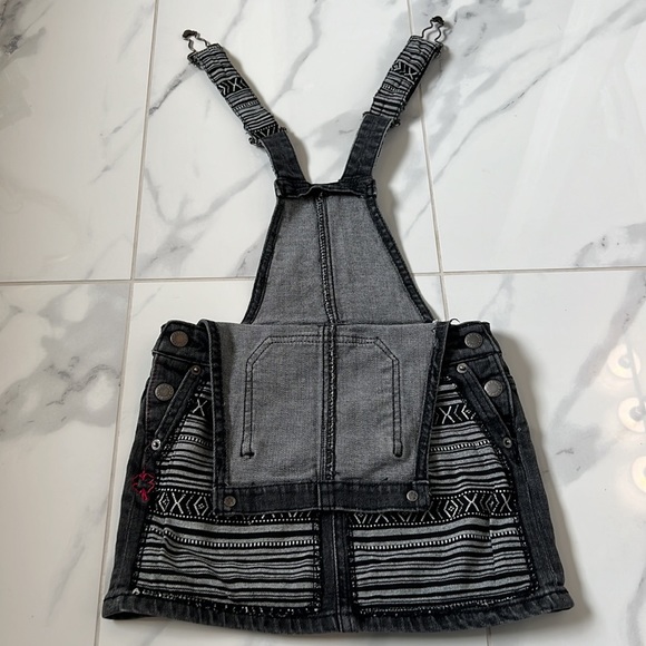 ❌ CLEARANCE Lucky Brand Black Denim Overalls Embroidered Print Jumper Skirt 6 - Picture 3 of 11